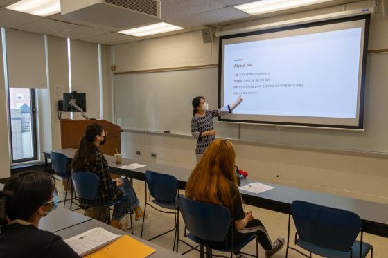 Ảnh của Giáo viên Hàn bị chê 'kém hơn' AI